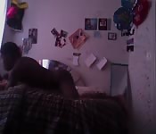Il surgit dans sa chambre