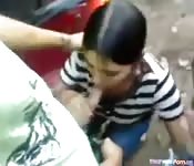 Geile Schlampe gibt Kerlen öffentlichen Blowjob