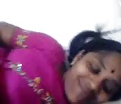 Un sorriso soddisfatto da una indiana