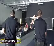 Poliziotti si godono una threesome