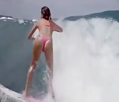 Die Surferin Anastasia Ashley reitet eine Welle