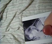 Un ragazzo si sega e viene sulla foto di una bella fica