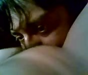 Affonda la bocca sulla sua topa bagnata