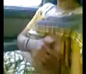Indienne exhibe ses seins en publique