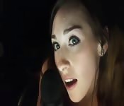 Una bellissima ragazza che adora dire porcate