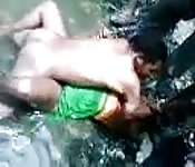 Dominicains excités baisant dans la rivière