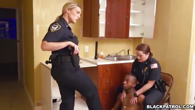 Polizist bestraft zwei junge Diebinnen mit seinem Schwanz