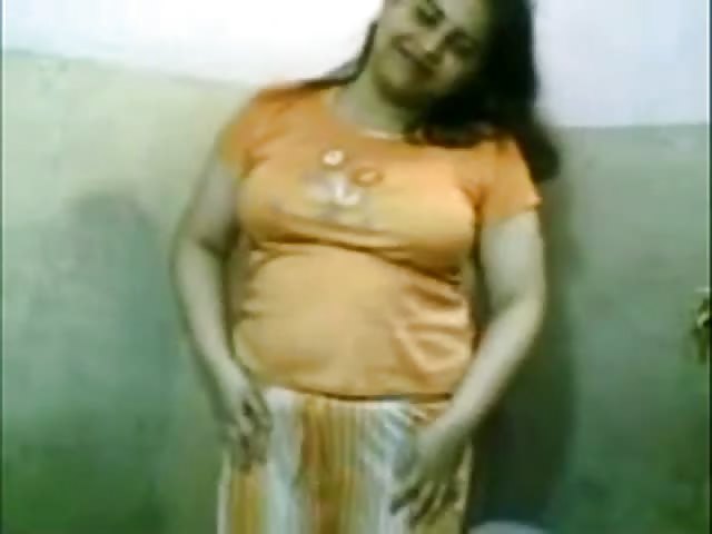 640px x 480px - Indian chub revels in sharing self-pleasure on cam