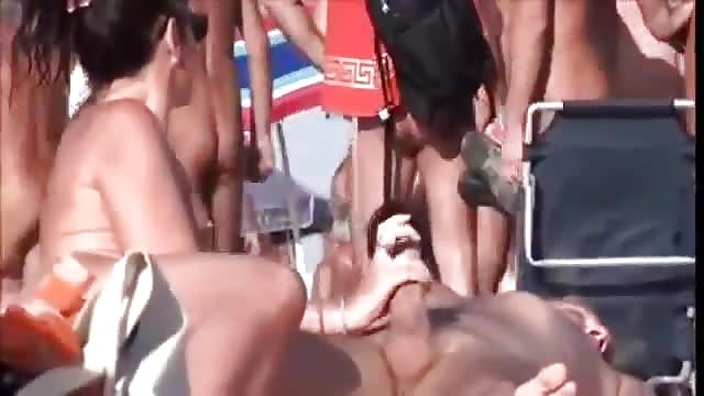 Mulheres loucas por sexo na praia de nudismo
