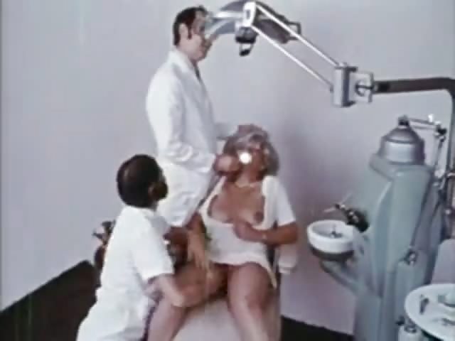 Ce jolie MILF est au bureau du dentiste dans ce porno des années 1960 ou 19...
