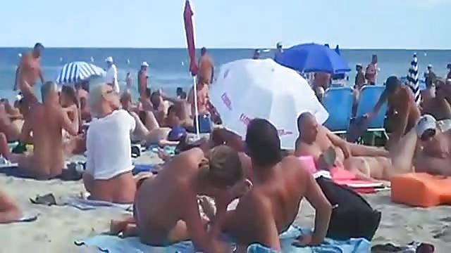 Hier gibts echte Titten am Strand zu sehen
